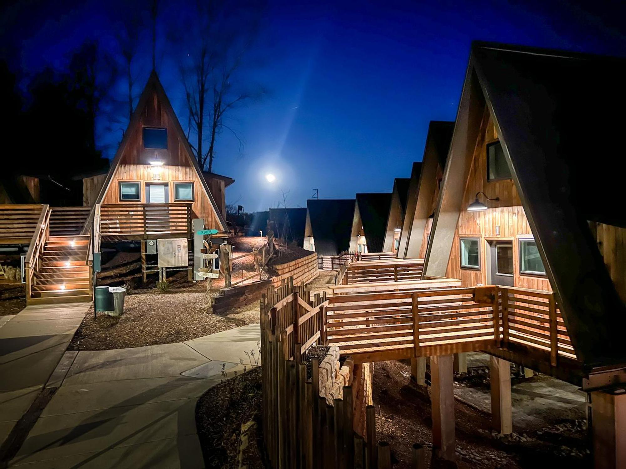 Wrong Way River Lodge & Cabins Asheville Exterior photo